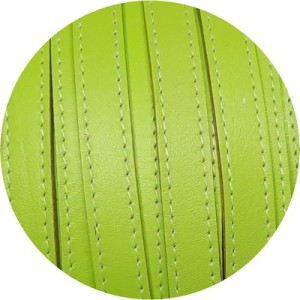 Cuir plat de 10mm vert anis coutures au ton en vente au cm