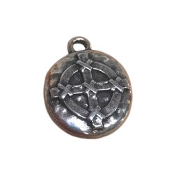 Pampille ronde celte de 17mm avec une croix en relief en métal placage argent