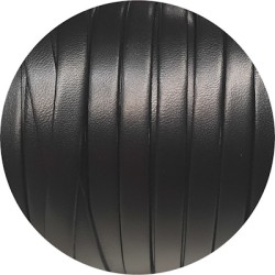 Cordon de cuir plat lisse de 9mm de couleur noire en vente au cm