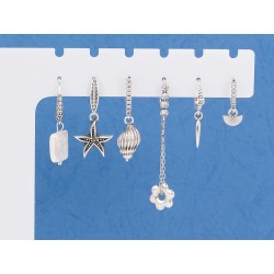 Boucle d'oreille ronde avec une rangée de strass  et une accroche placage argent