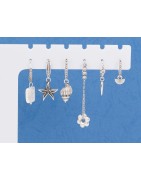 Boucle d'oreille avec une rangée de strass  et une accroche placage argent