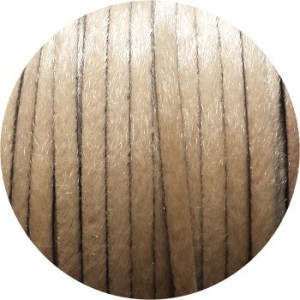 Laniere de cuir plat 5mm beige avec poils synthétiques vendu au metre