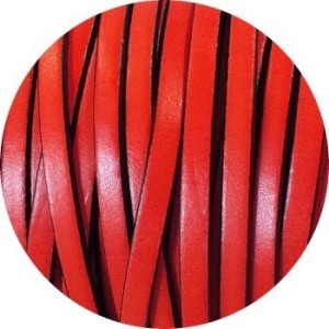 Cuir plat de 5mm rouge satiné avec bords noirs en vente au cm